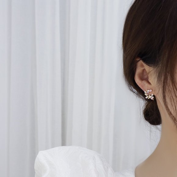 NEW 14K Gold Plated Diamond Leaf Flower Stud Circle Earrings - Picture 3 of 6